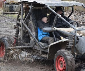 Nietypowy kulig na Śląsku. Zamiast śniegu błoto, a zamiast konia samochód terenowy. 