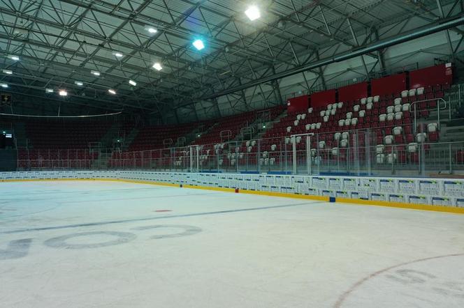 Lodowisko przy Siedleckiego już po remoncie. Nowe bandy, boksy i bramki 