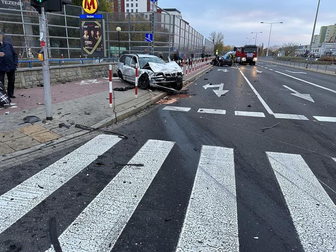 Potężne zderzenie samochodów osobowych w Warszawie. Trzy osoby ranne, jedna w stanie krytycznym