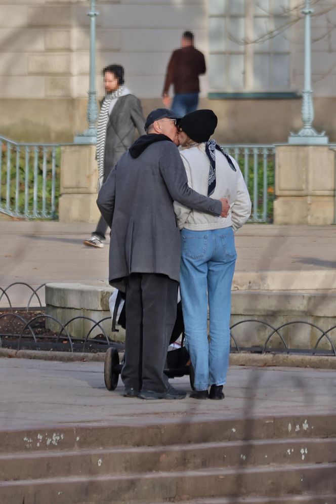 Krzysztof Ibisz z rodziną na spacerze