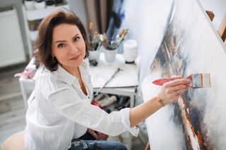 Praca ze strukturą, złotem i własnymi emocjami. Abstrakcyjna twórczość Sylwii