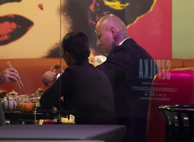 Artur Szpilka na sushi z najbliższymi po premierze filmu "Szpilka"