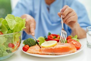 Starożytna dieta wikingów zyskuje popularność. Zanim się zdecydujesz, poznaj ryzyko