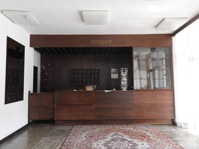 Pusta flaszka na stole, komputery i dziecięce zabawki w pokojach. Tajemniczy hotel na granicy polsko-czeskiej [ZDJĘCIA]