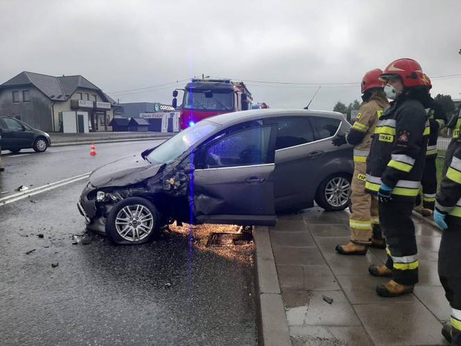 Wielogłowy. Wypadek na DK 75! Siła uderzenia urwała koło w samochodzie