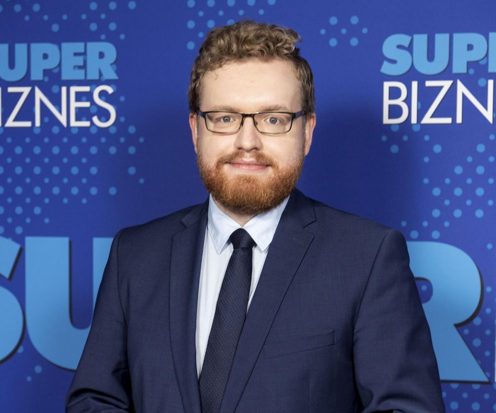 Portret Dariusza Standerskiego, wiceministra cyfryzacji, w niebieskim garniturze.  Tło zdjęcia to logo Super Biznes.  Zdjęcie ilustruje artykuł na portalu Super Biznes o rekordowych inwestycjach w cyberbezpieczeństwo w Polsce i walce z rosyjskimi cyberatakami. Więcej informacji na ten temat znajdziesz na Super Biznes.