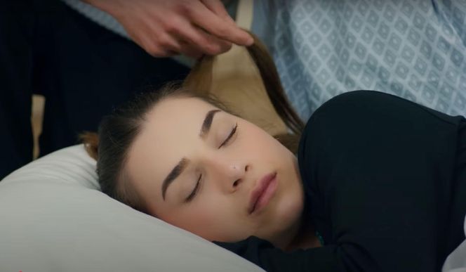 Alper zboczeńcem! Rankiem zakradnie się do sypialni kobiet.
