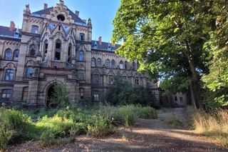 Wielki pałac na Dolnym Śląsku wciąż na sprzedaż. Nie ma ani jednego chętnego na zakup dawnego szpitala