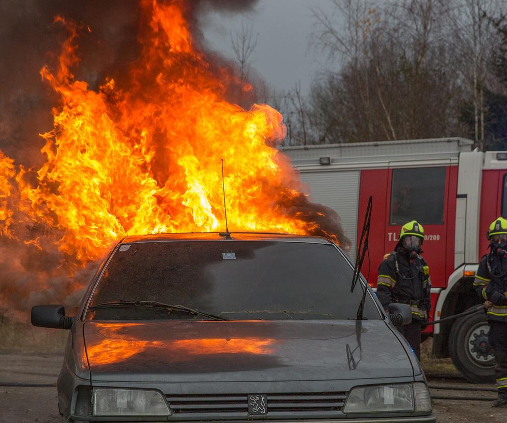 Samochód nagle stanął w płomieniach pod Świeciem! O krok od tragedii