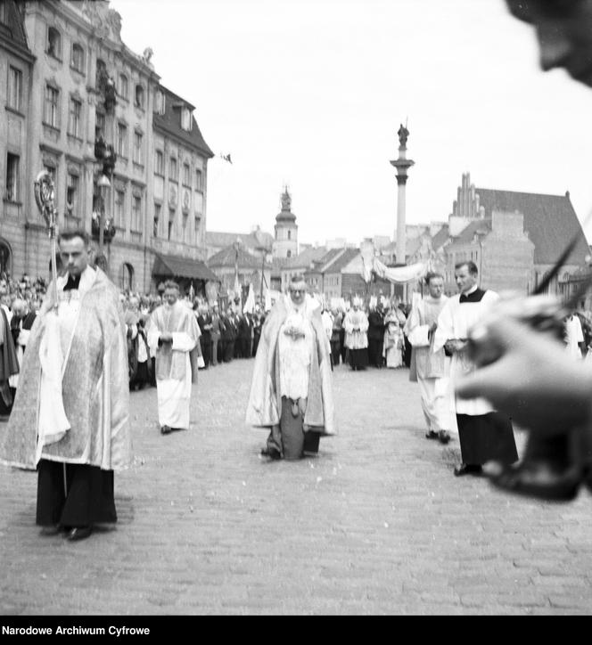 Uroczystość Bożego Ciała w Warszawie celebrowana przez Prymasa Polski kardynała Stefana Wyszyńskiego - 1957 rok