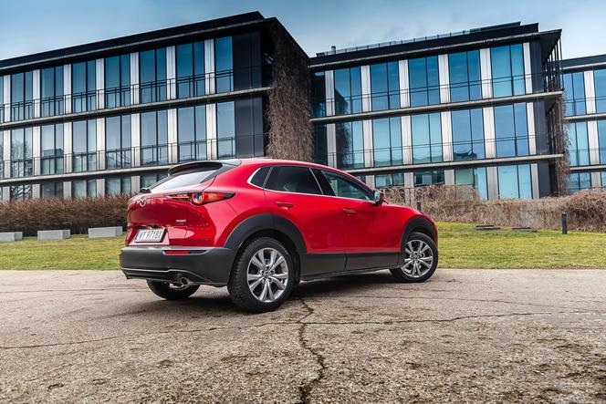 Praktyczna i wciąż bez turbosprężarki. Mazda CX-30 SKYACTIV-G 122 KM AT6 Hikari - TEST, OPINIA