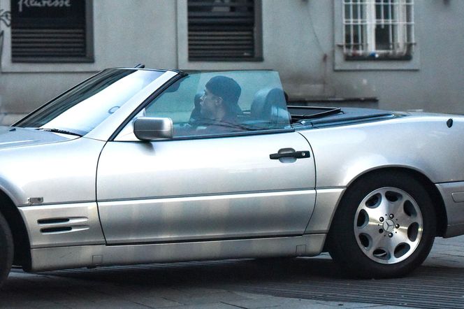 Maciej Zakościelny głaszcze kołdrę po rozwodzie