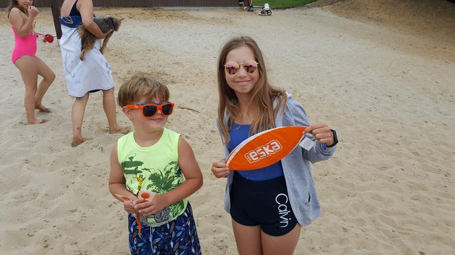 Bydgoska ekipa Eska Summer City na plaży w Pieczyskach