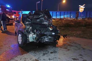 Pociąg towarowy zmiażdżył małego Volkswagena. Potem wydarzył się cud 