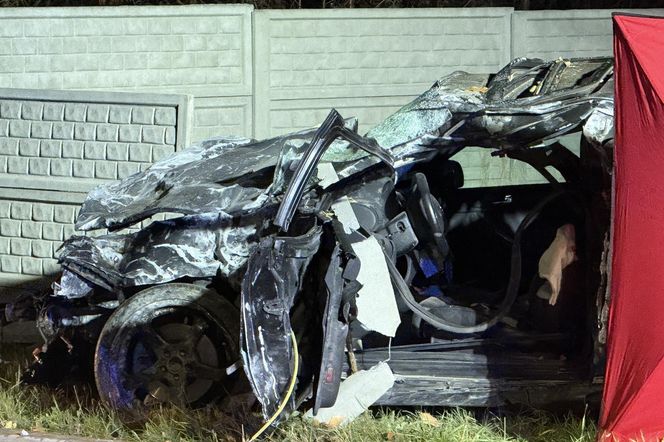 Tragiczny wypadek w Woli Mrokowskiej. Audi uderzyło w betonowe ogrodzenie. Zginął młody kierowca