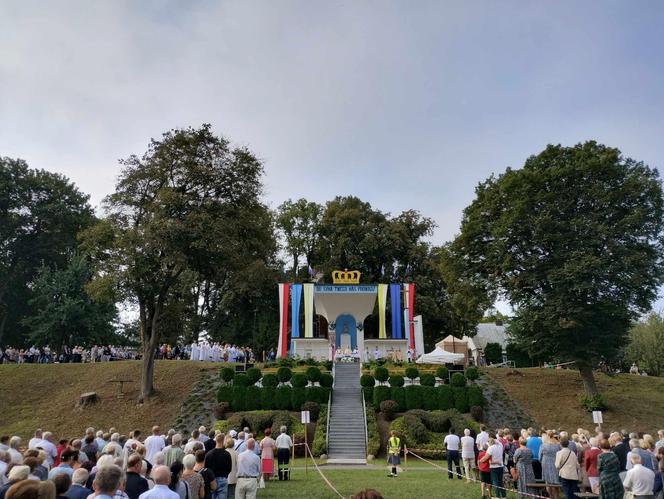 Rocznica koronacji Matki Bożej Kębelskiej w Wąwolnicy. Pojawiło się tysiące wiernych. Zobacz