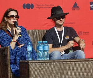 Cała na biało Maria Pakulnis szaleje z sierpem w Lubomierzu. Renata Dancewicz tym razem na spokojnie