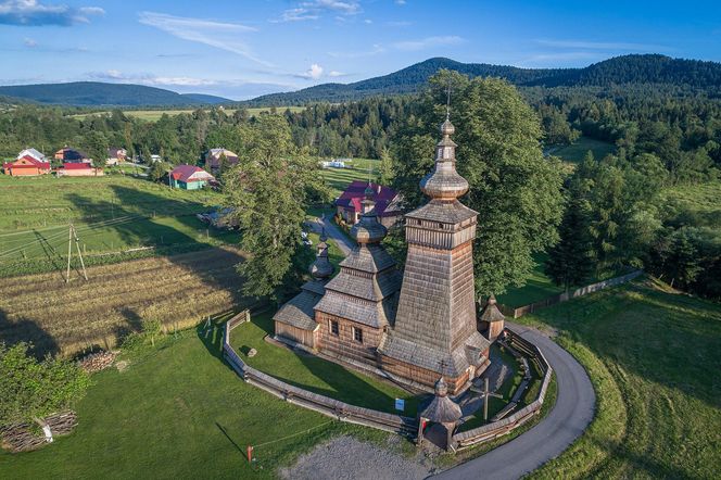 To dawna małopolska wieś rycerska. Znajduje się w niej najpiękniejsza łemkowska cerkiew