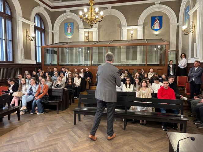 Uczniowie I LO w roli sędziów, obrońców i prokuratorów 