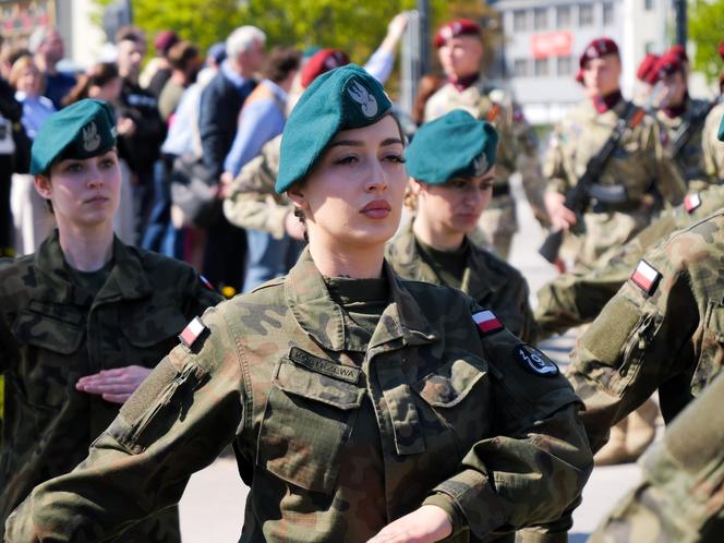 Ponad stu żołnierzy na Placu Solidarności w Olsztynie. Złożyli uroczystą przysięgę [ZDJĘCIA]