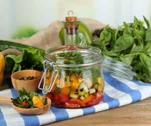 Sałatka z ogórków,  papryki, marchewki i cebuli – fantastyczna sałatka do słoików na zimę