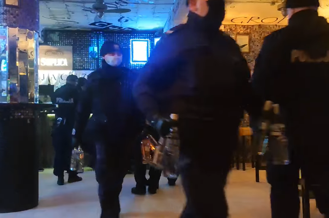 Pub w Warszawie działa w najlepsze. Nagle weszli policjanci i zaczęli wynosić WÓDKĘ! Starczy dla wszystkich
