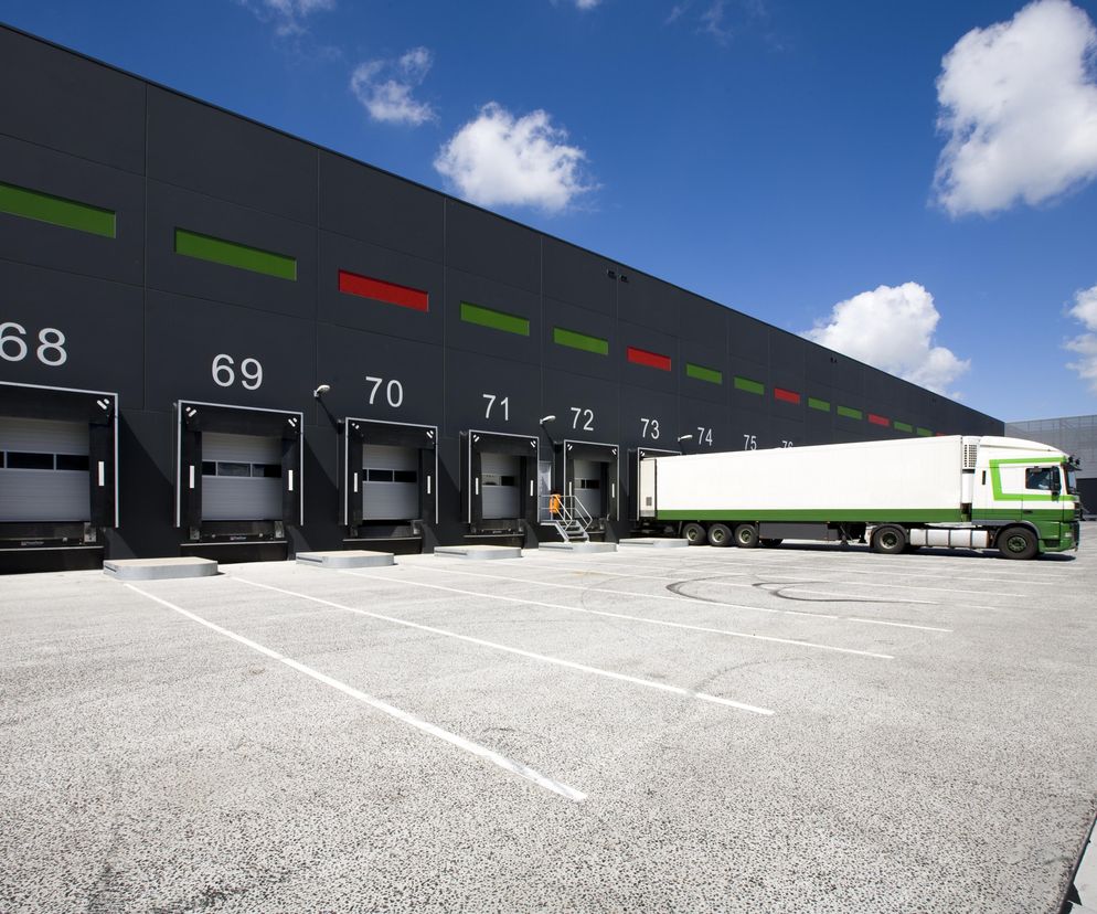 Systemy przeładunkowe – ważny element w procesie logistycznym zakładu produkcyjnego