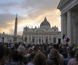 Tłumy w Watykanie. Wierni oddają hołd papieżowi Franciszkowi