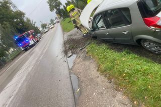 Kolizja drogowa na DK nr 2 w Zbuczynie. Samochód osobowy wjechał do rowu