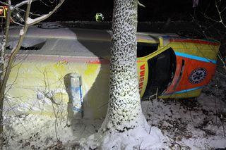 Dramat na DW632 pod Legionowem. Karetka spadła ze skarpy i uderzyła w drzewo