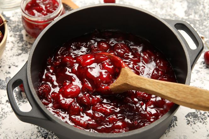 Domowa konfitura z wiśni. Świetnie smakuje z naleśnikami, sernikiem i świeżym pieczywem