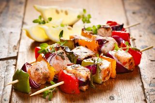 Kurczaka zamieniłam na tę zdrową rybę. Te pyszne szaszłyki piekę na grillu lub w piekarniku 