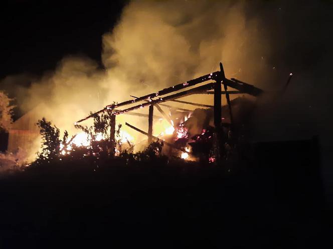 W Bronkowicach po uderzeniu pioruna zapaliła się stodoła