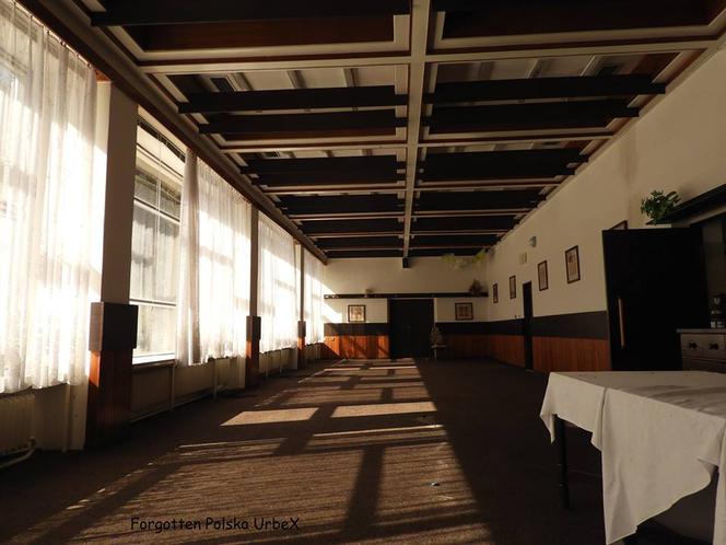 Pusta flaszka na stole, komputery i dziecięce zabawki w pokojach. Tajemniczy hotel na granicy polsko-czeskiej [ZDJĘCIA]