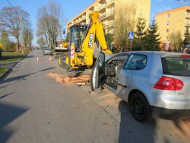 Osobówka WBIŁA się w tył koparki! W szpitalu 10-letnie dziecko
