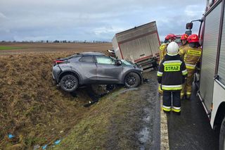 Strażacy w żałobie po wypadku na DK 25 pod Bydgoszczą. Zginął emerytowany funkcjonariusz [ZDJĘCIA]