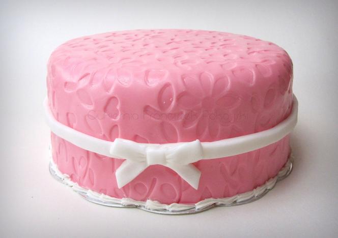 Torta firmowy pokryty masą marcepanową