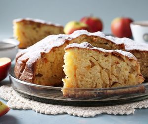 To najlepszy przepis na puszyste ciasto z jabłkami. Kluczowa jest jedna czynność 