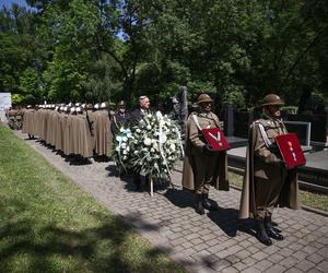 Jan A.P. Kaczmarek został pochowany na cmentarzu Rakowickim. Tłumy pożegnały wybitnego kompozytora