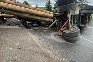 Makabra w Laskowej! Ciężarówka z drewnem zmiażdżyła osobówkę. W środku dziecko