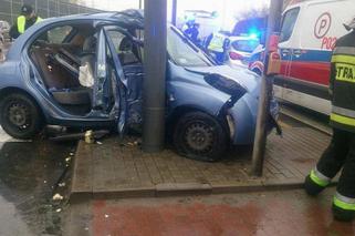 Wypadek na ul. Hlonda – nissan uderzył w słup sygnalizacji świetlnej