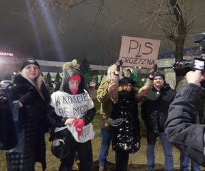 Demonstracja podczas wizyty Jarosława Kaczyńskiego w Starachowicach