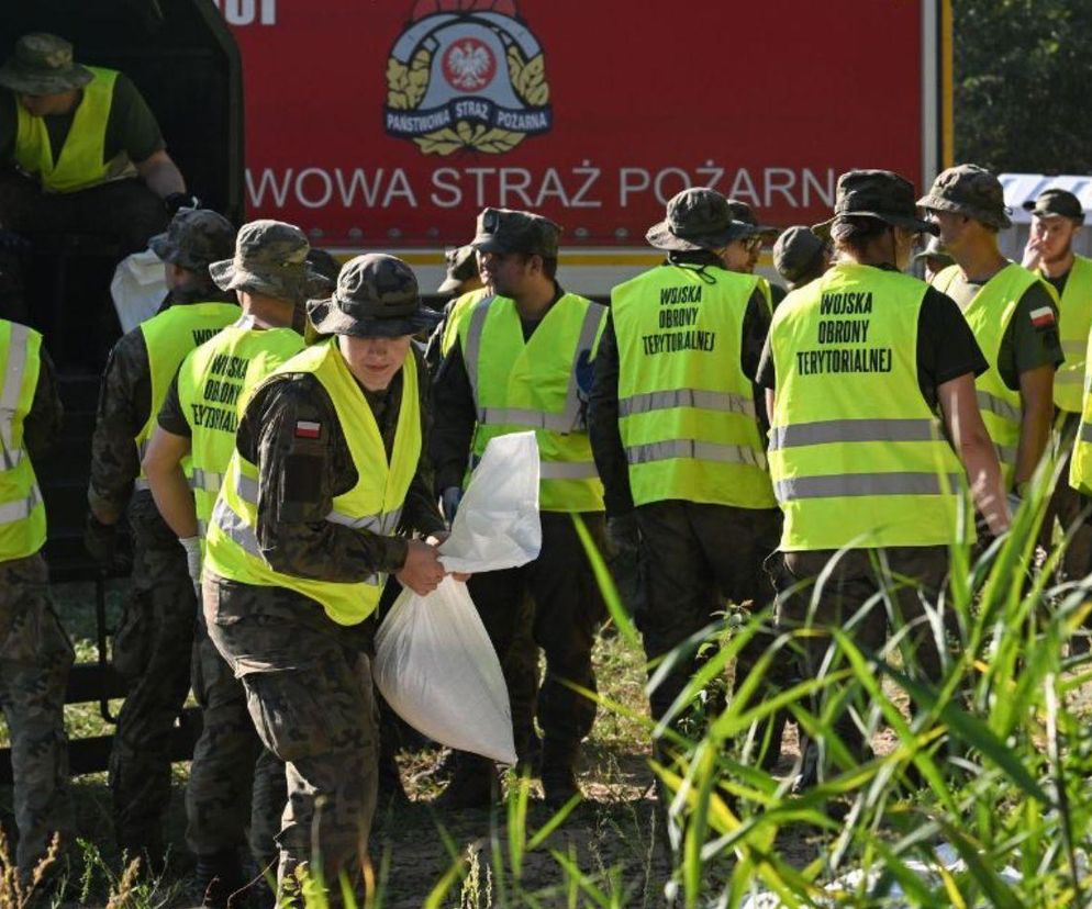 Tysiące żołnierzy walczy z powodzią. W Brzegu Dolnym sytuacja nadal jest trudna