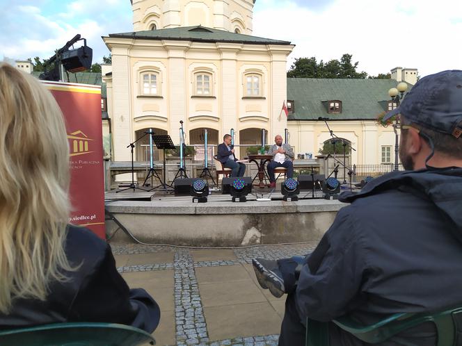 Spotkanie autorskie Artura Ziontka i koncert siedleckich artystów przy fontannie 18.08.2021