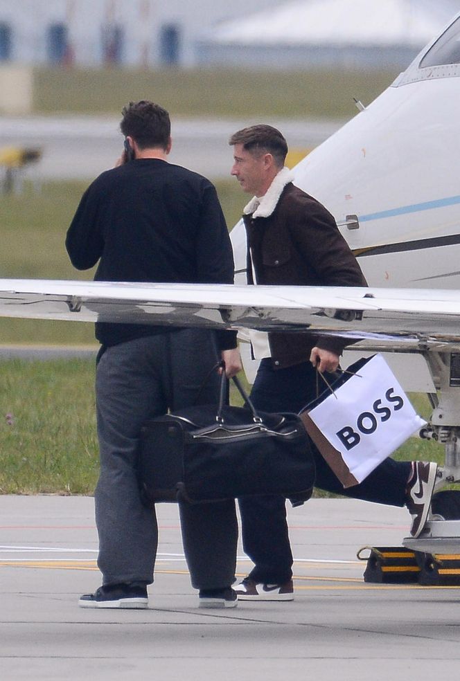 Robert Lewandowski ze szpanerką siatą wysiadł z samolotu