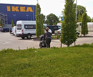 Do sklepu przez trawnik i po pasach prosto... w skarpę! Wyboista droga do sklepu IKEA w Szczecinie