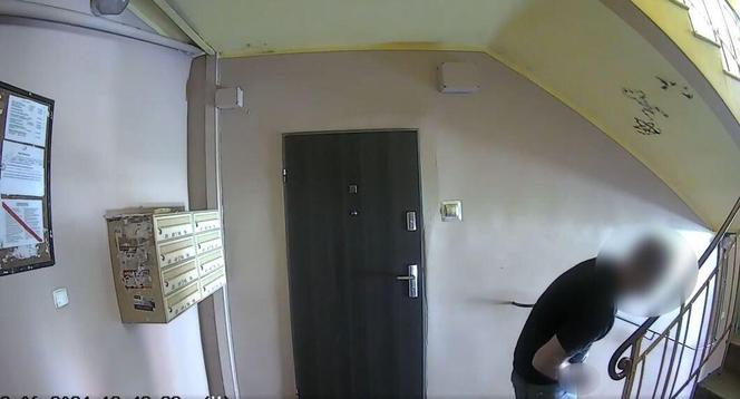 Mieszkańcy Rudy Śląskiej w Szoku. Mężczyzna zabawiał się na klatce schodowej. Wszystko nagrano