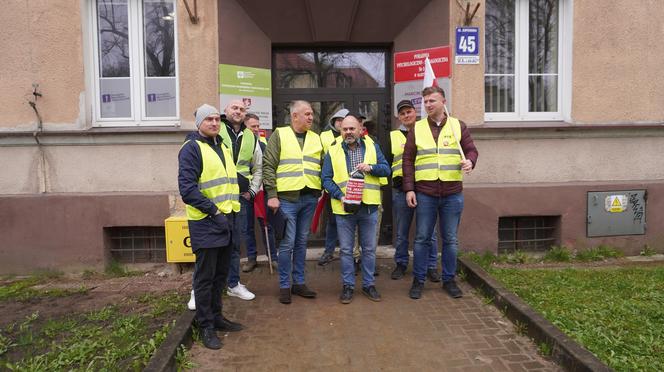 Protest rolników 4 kwietnia w Olsztynie. Strajkujący zostawili ministrowi Kulaskowi butelkę z nawozem