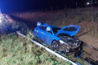 Auto 22-latki wypadło z drogi S5, ścięło latarnię i wpadło do rowu. Kobieta cudem uszła z życiem!