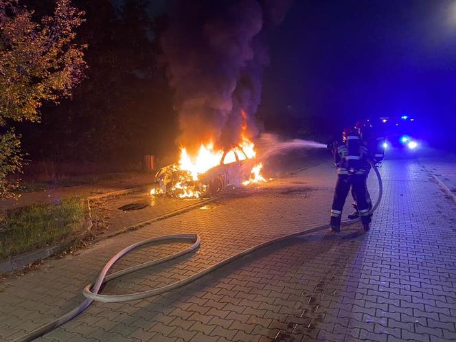 Nocny pożar auta w Toruniu. Akcja strażaków na lewobrzeżu